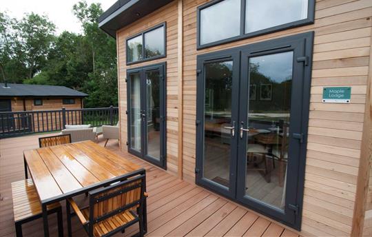 Al fresco dining at Maple Lodge