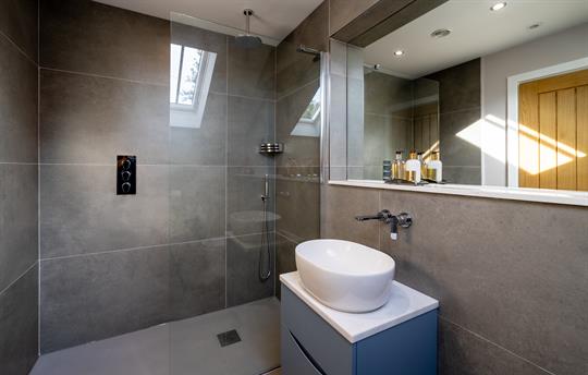 En suit with walk in shower