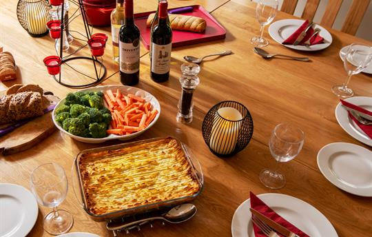 Cottage pie and vegetables for eight people