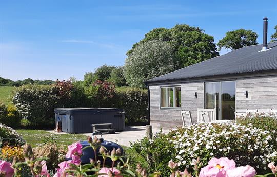 Early Mist garden and hot tub