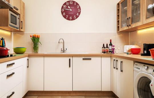 Well equipped and spacious Glenside kitchen 