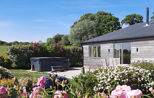 Early Mist garden and hot tub