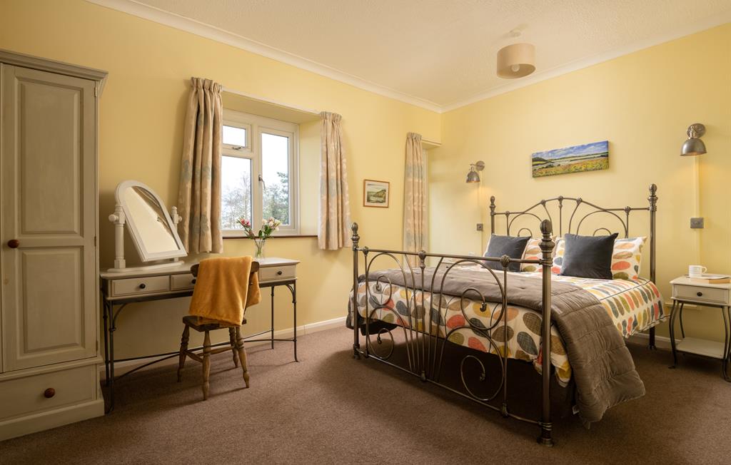 Airy kingsize bedroom in Curlew with views