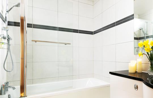 En-suite bathroom in Sunew