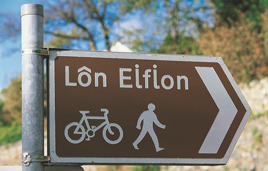 Nearby traffic-free cycle track to Caernarfon town