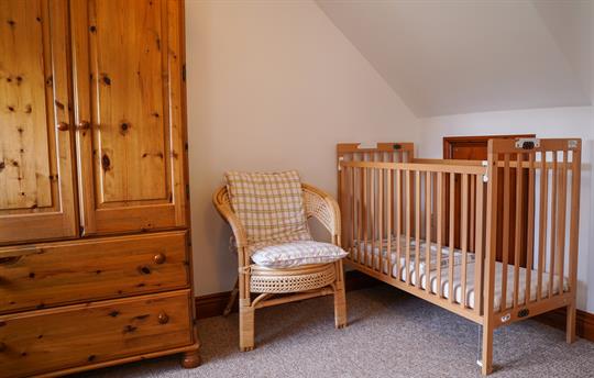 Cot space in twin bedroom