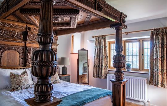 Lucombe Pine Bedroom & 4 Poster Bed with a view