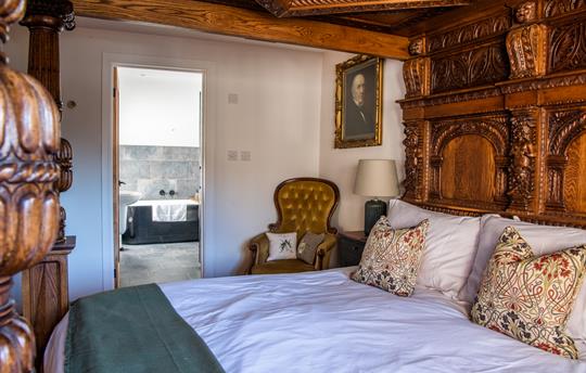 Lucombe Pine Bedroom & 4 Poster Bed with ensuite