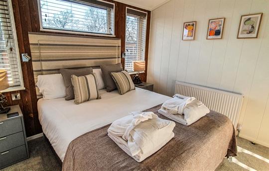 Main bedroom with king size bed