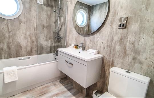 Family Bathroom of Holly Lodge