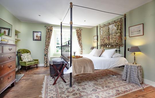 Farmhouse master four poster bedroom w/ ensuite