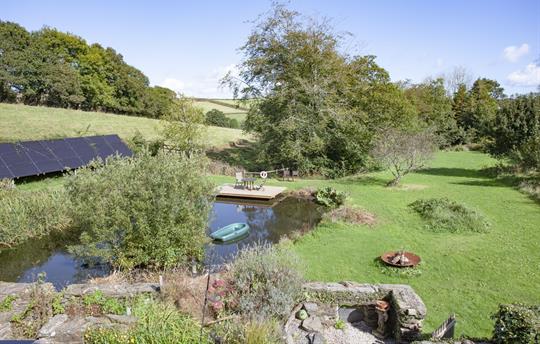 Farmhouse back large garden & boating pond