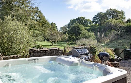 Farmhouse private hot tub w/ large gardens