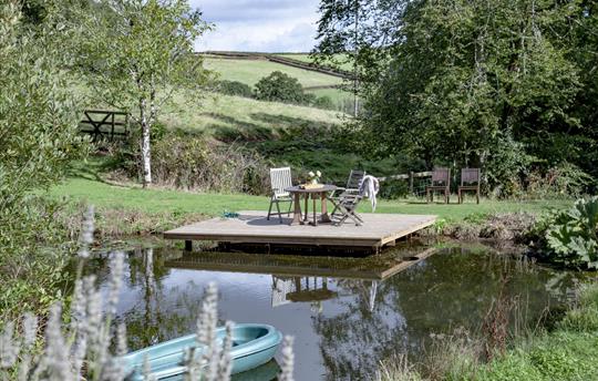 Farmhouse boating pond w/ deck