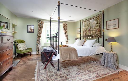 Farmhouse master four poster bedroom w/ ensuite