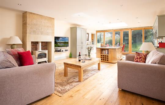 Light and spacious Gate Lodge lounge