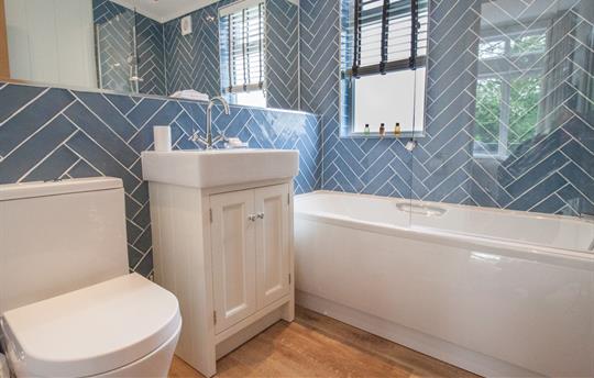 Twin Bedroom Ensuite with shower over bath