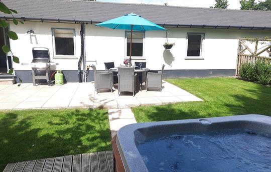 Woodlark's Garden & Hot Tub
