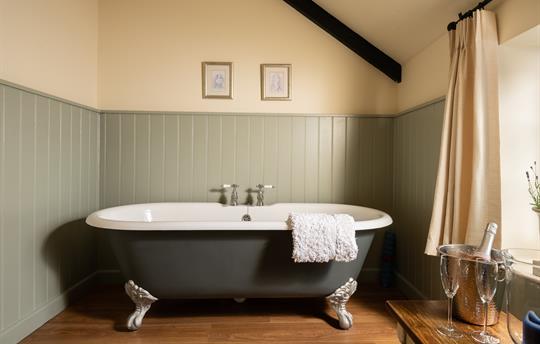 En-suite Bathroom to Mallard bedroom