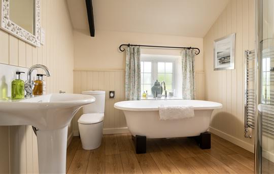 Bath and shower room for Pintail and Widgeon 