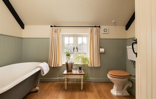 En-suite Bathroom to Mallard bedroom