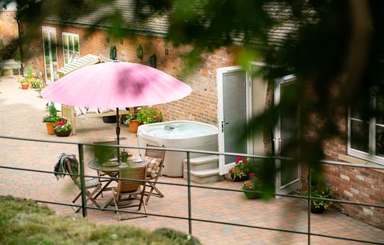 Al fresco dining and hot tub