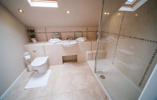 En suite bathroom to king-size bedroom