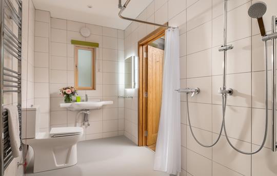 Accessible wetroom in Bedroom 1