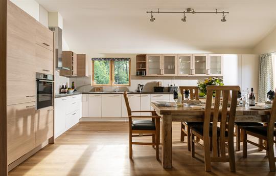 Spacious kitchen/dining area, oak table seats 6