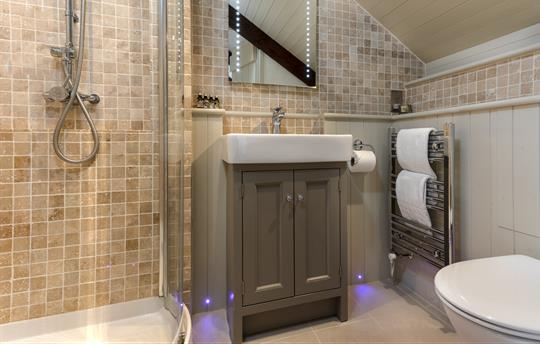 Meadow En suite bathroom