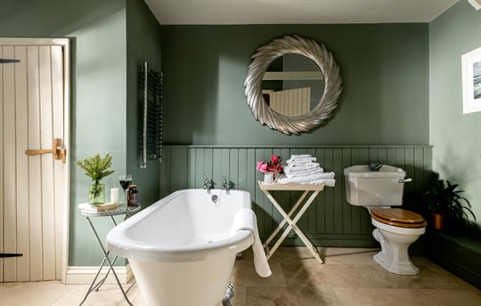 Ring and Thimble spacious bathroom 