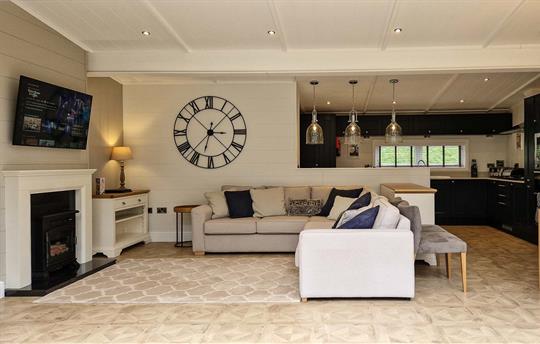 Spacious lounge / kitchen