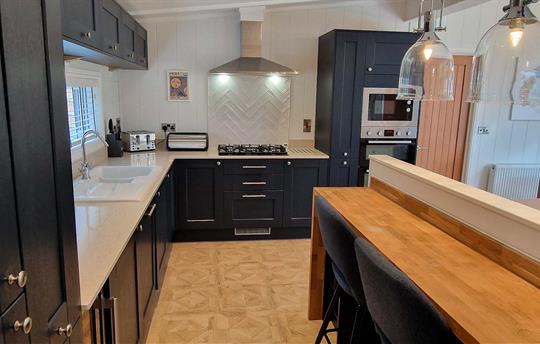 Kitchen with breakfast bar