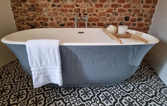 Main bathroom freestanding bath