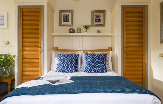 Ryland oak bed with cotton linen