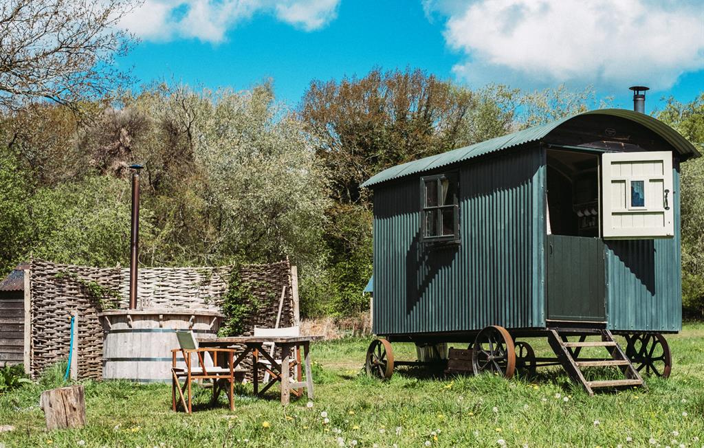 Butser with hot tub and picnic table