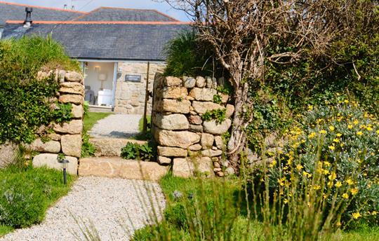 Cobblestone Cottage from the front gate
