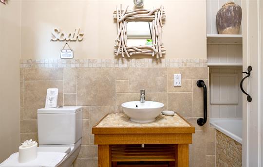 Cartshed master bathroom