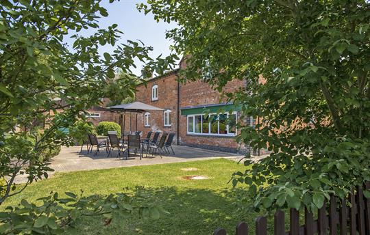 James's Parlour large, enclosed Patio & Garden