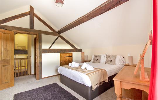 Master bedroom with King-size bed & ensuite 