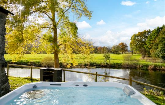Hot tub at Flyfisher's Cottage