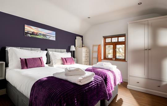 Bedroom 2 with 2' 6" twin/king zip & link beds