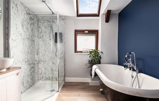 Drakes Cottage Family Bathroom