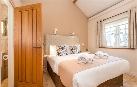 Avocet Eco Barn en-suite bedroom 