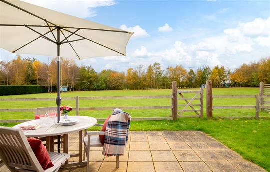 Tern Cottage terrace ovelooking gardens