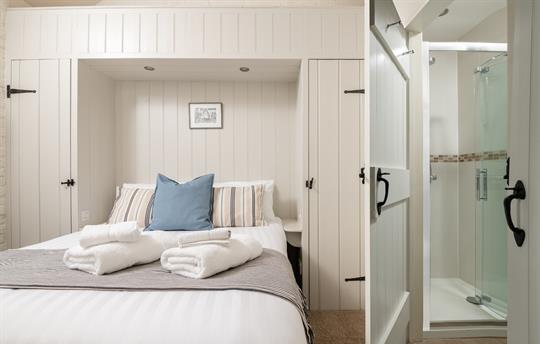 Woodpecker master bedroom with king sized bed