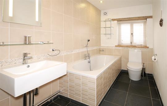 Woodpecker Cottage bathroom