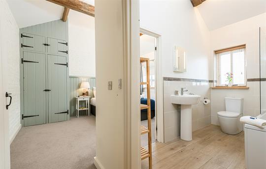 Swallow Cottage en-suite bedroom & bathroom