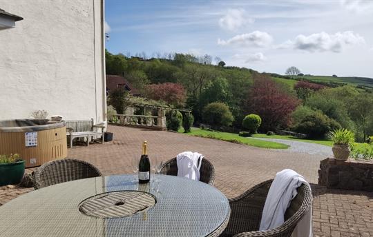 Old Farmhouse hot tub, terrace and valley views