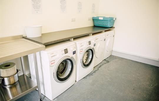 Washing machines and tumble dryers
